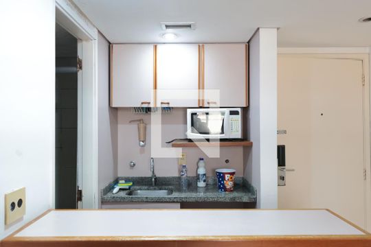 Cozinha de kitnet/studio para alugar com 1 quarto, 24m² em Indianópolis, São Paulo