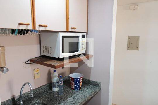Cozinha de kitnet/studio para alugar com 1 quarto, 24m² em Indianópolis, São Paulo