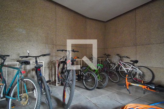 Área Comum - Bicicletário de apartamento para alugar com 3 quartos, 115m² em Independência, Porto Alegre