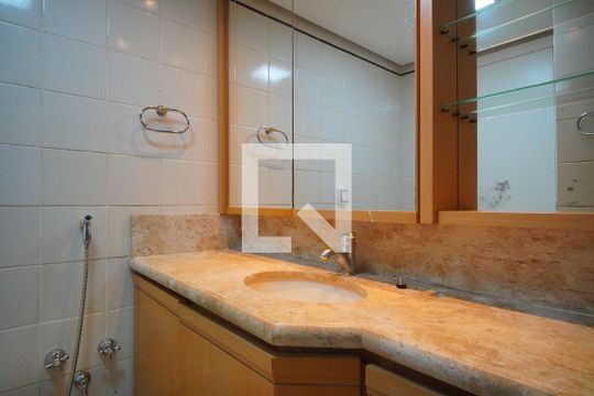Banheiro - Suíte de apartamento para alugar com 3 quartos, 115m² em Independência, Porto Alegre
