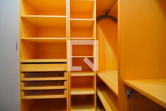 Closet  de apartamento para alugar com 3 quartos, 115m² em Independência, Porto Alegre
