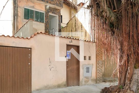 Fachada + plaquinha de casa para alugar com 2 quartos, 78m² em Jardim Sao Caetano, São Caetano do Sul