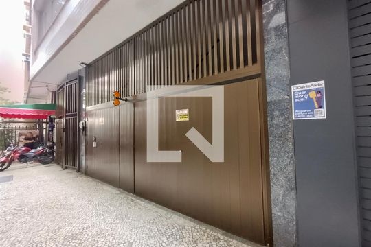 Fachada com cartaz QA de apartamento à venda com 4 quartos, 225m² em Copacabana, Rio de Janeiro