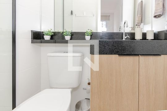 Banheiro de apartamento para alugar com 1 quarto, 27m² em Jardim Caravelas, São Paulo