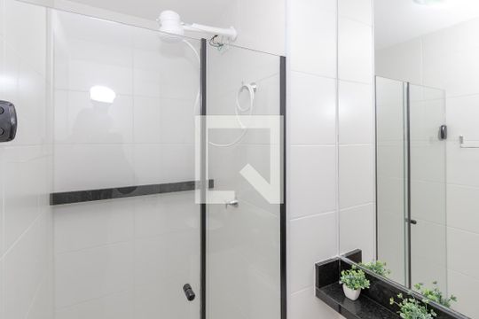 Banheiro de apartamento para alugar com 1 quarto, 27m² em Jardim Caravelas, São Paulo