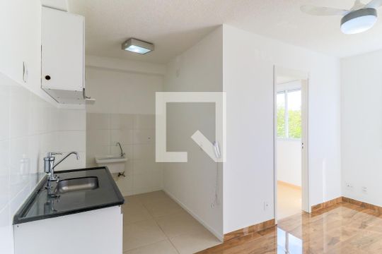 Cozinha de apartamento para alugar com 2 quartos, 33m² em Santo Amaro, São Paulo