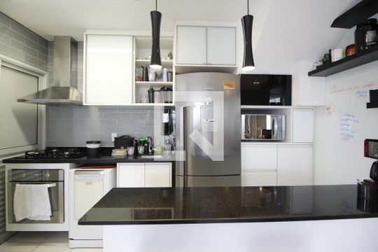 Cozinha de apartamento à venda com 2 quartos, 105m² em Santa Teresinha, São Paulo