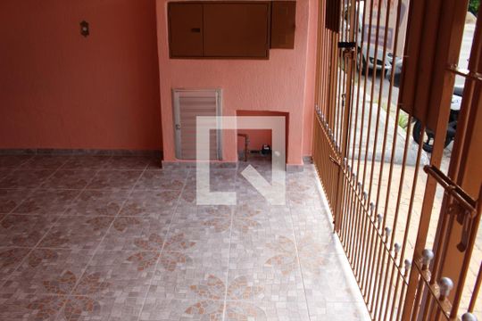 Garagem de casa à venda com 4 quartos, 170m² em Jardim Teresa, São Paulo