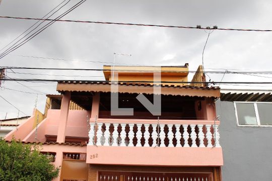 Fachada de casa à venda com 4 quartos, 170m² em Jardim Teresa, São Paulo