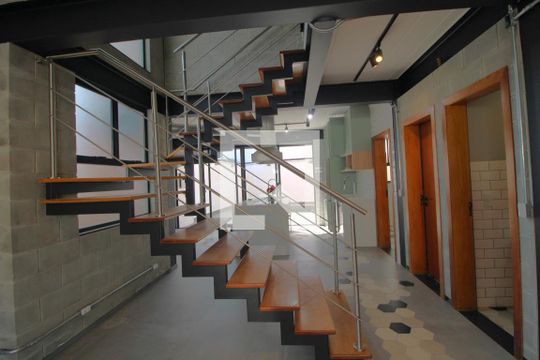 Escada de casa para alugar com 3 quartos, 168m² em Jardim Cidália, São Paulo
