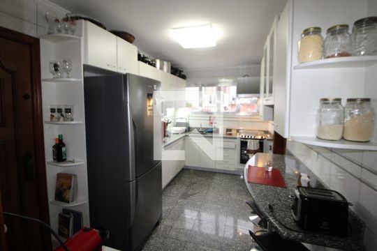 Cozinha de apartamento à venda com 3 quartos, 100m² em Vila Paulicéia, São Paulo