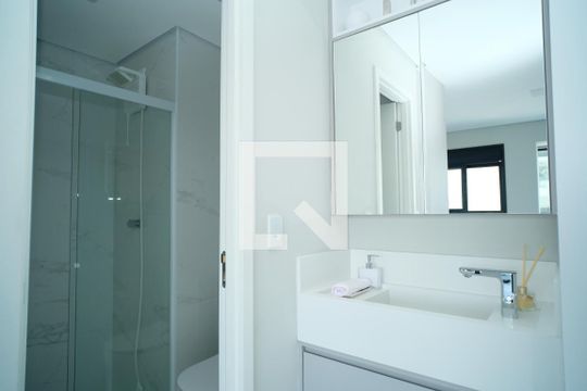 Banheiro de apartamento para alugar com 1 quarto, 30m² em Pinheiros, São Paulo
