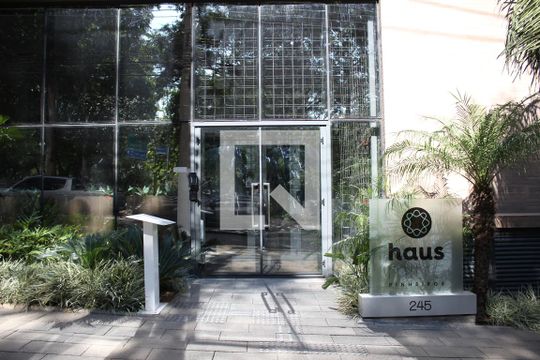 Entrada do Edifício de kitnet/studio para alugar com 1 quarto, 33m² em Pinheiros, São Paulo