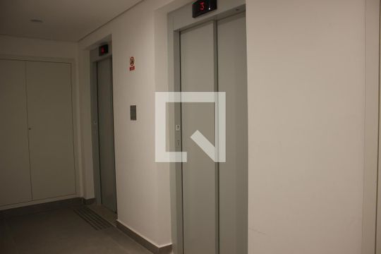 Elevadores - Social e Serviço de kitnet/studio para alugar com 1 quarto, 33m² em Pinheiros, São Paulo