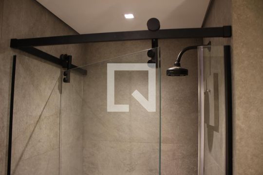 Banheiro de kitnet/studio para alugar com 1 quarto, 33m² em Pinheiros, São Paulo