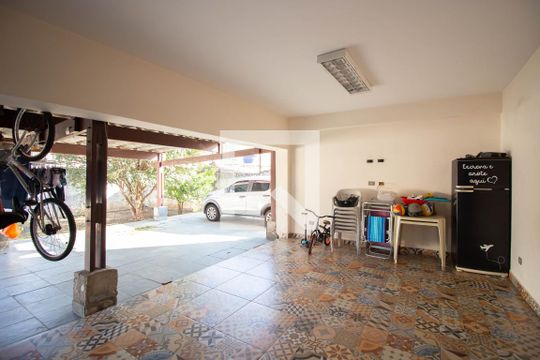 Área de Serviço de casa para alugar com 3 quartos, 640m² em Vila Carolina, São Paulo
