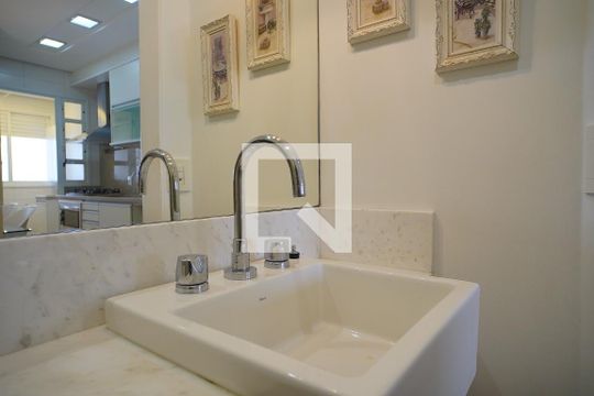 Lavabo de apartamento para alugar com 2 quartos, 65m² em Centro, Florianópolis