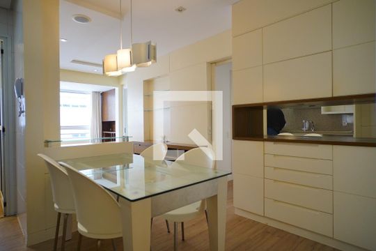 Sala de apartamento para alugar com 2 quartos, 65m² em Centro, Florianópolis