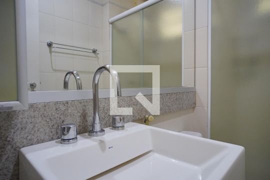 Banheiro de apartamento para alugar com 2 quartos, 65m² em Centro, Florianópolis
