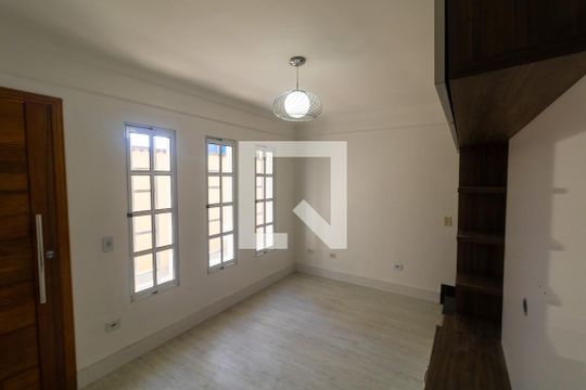 Sala de casa de condomínio à venda com 2 quartos, 70m² em Vila Nhocune, São Paulo