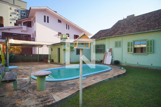 Quintal de casa para alugar com 3 quartos, 190m² em Pátria Nova, Novo Hamburgo