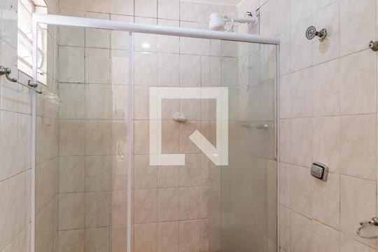 Banheiro de casa para alugar com 1 quarto, 40m² em Km 18, Osasco