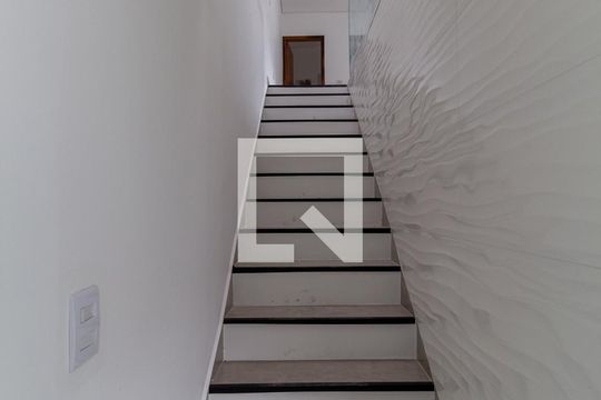 Escada de casa para alugar com 2 quartos, 70m² em Vila Salete, São Paulo