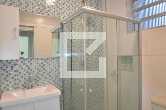 Banheiro de apartamento para alugar com 2 quartos, 47m² em Campinho, Rio de Janeiro