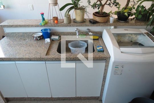 Lavanderia de casa à venda com 3 quartos, 570m² em Moinho Velho, São Paulo