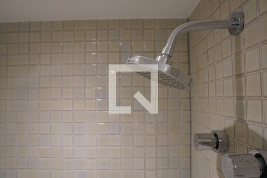 Banheiro de kitnet/studio à venda com 1 quarto, 27m² em Pinheiros, São Paulo