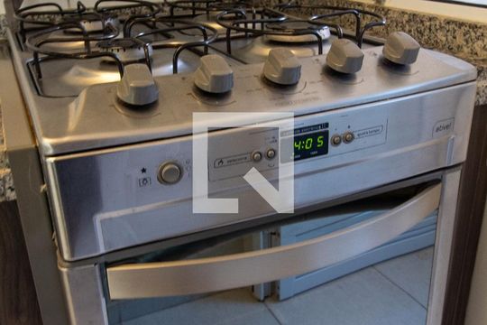 Cozinha de apartamento para alugar com 2 quartos, 60m² em Vila Gomes, São Paulo