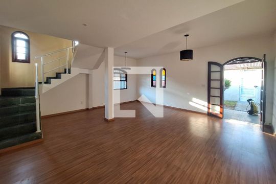 Sala de casa para alugar com 5 quartos, 450m² em Engenho do Mato, Niterói