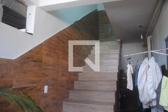 Escada de apartamento para alugar com 2 quartos, 90m² em Praia do Flamengo, Salvador
