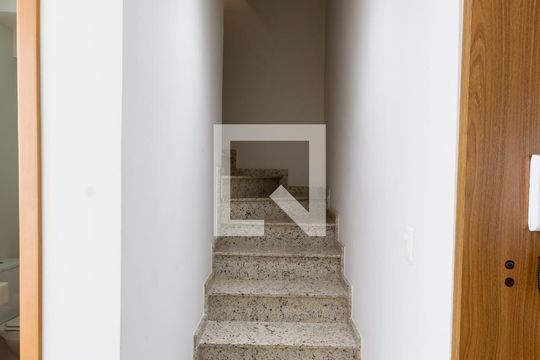 Escada de casa de condomínio para alugar com 3 quartos, 164m² em Jardim das Américas, Curitiba