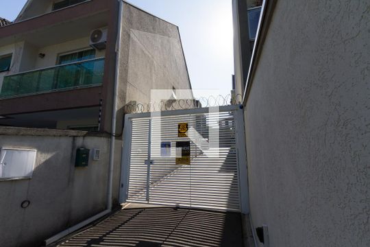 Portão da garagem - plaquinha de casa de condomínio para alugar com 3 quartos, 164m² em Jardim das Américas, Curitiba