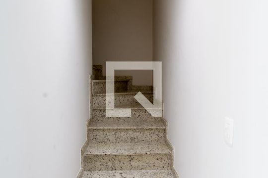 Escada de casa de condomínio para alugar com 3 quartos, 164m² em Jardim das Américas, Curitiba