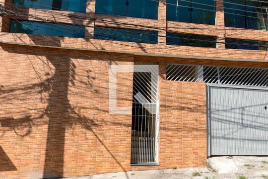 Fachada de casa para alugar com 2 quartos, 130m² em Vila Yolanda, Osasco
