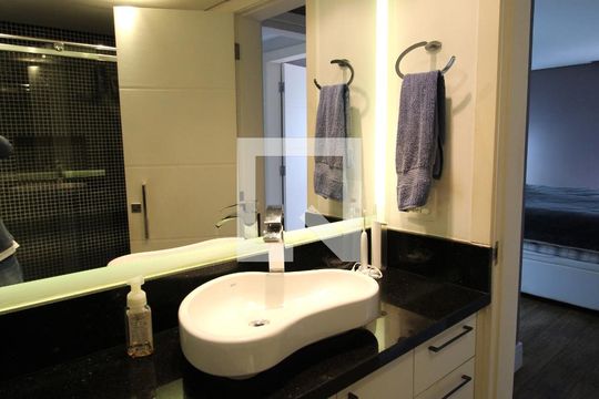 Banheiro da Suíte de apartamento à venda com 2 quartos, 98m² em Itaim Bibi, São Paulo