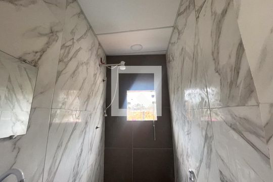 Banheiro de kitnet/studio para alugar com 1 quarto, 25m² em Jardim Primavera, Duque de Caxias