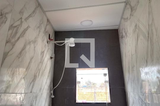 Banheiro de kitnet/studio para alugar com 1 quarto, 25m² em Jardim Primavera, Duque de Caxias