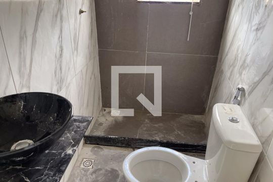 Banheiro de kitnet/studio para alugar com 1 quarto, 25m² em Jardim Primavera, Duque de Caxias
