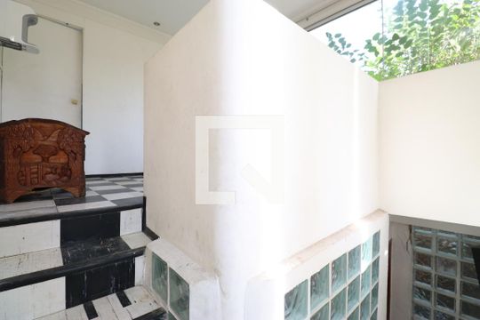 Escada de casa para alugar com 1 quarto, 60m² em Pompeia, São Paulo