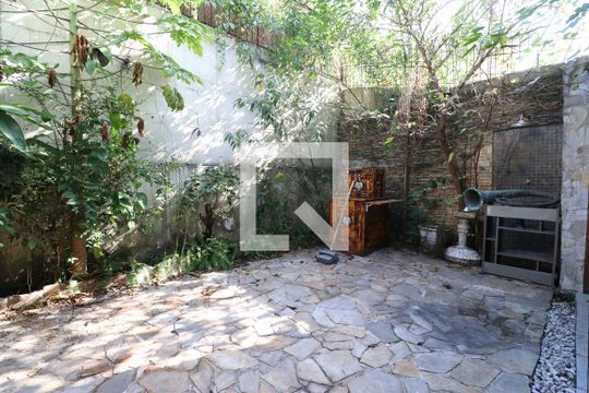 Quintal de casa para alugar com 2 quartos, 60m² em Pompeia, São Paulo