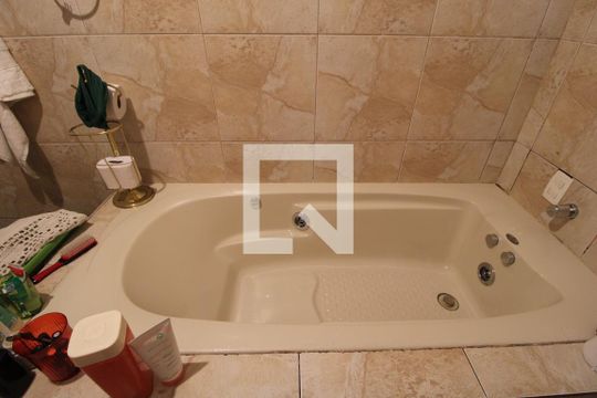 Banheira - banheiro comum de casa à venda com 3 quartos, 300m² em Jardim Santo Antoninho, São Paulo