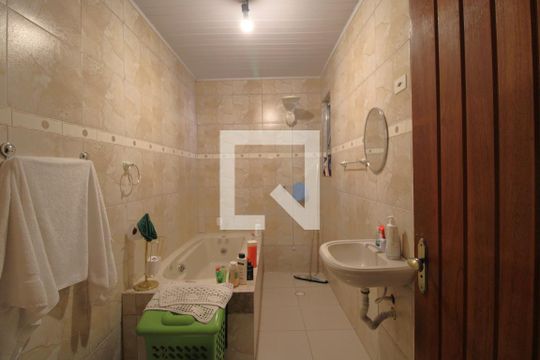 Banheiro comum de casa à venda com 3 quartos, 300m² em Jardim Santo Antoninho, São Paulo