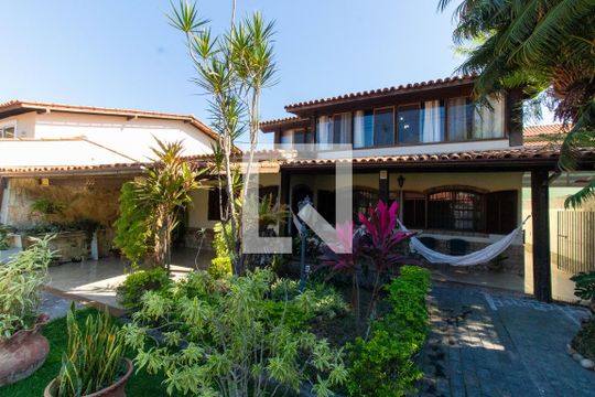 Fachada de casa à venda com 6 quartos, 295m² em Piratininga, Niterói