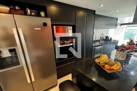 Casa à venda com 3 quartos, 192m² em Jardim Aeroporto, São Paulo