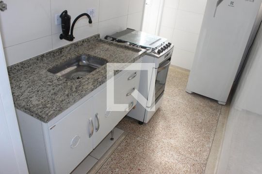 Cozinha de apartamento para alugar com 1 quarto, 50m² em Centro, São Vicente