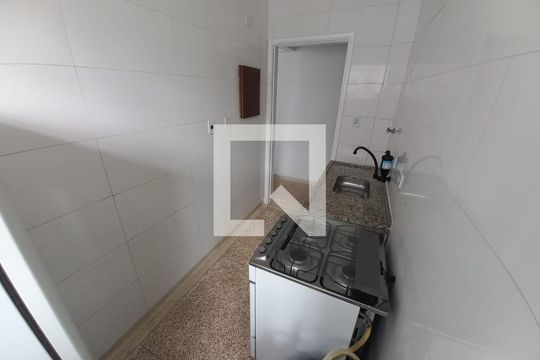 Cozinha de apartamento para alugar com 1 quarto, 50m² em Centro, São Vicente