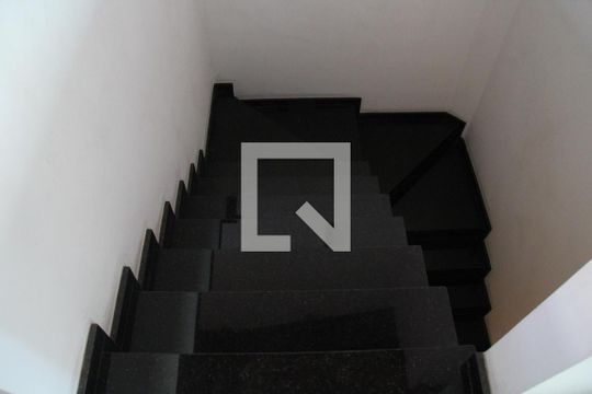 Escada de acesso de casa para alugar com 3 quartos, 200m² em Vila Galvão, Guarulhos